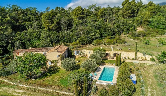 Mas XVIIIe, absolute calm, swimming pool and Luberon views
