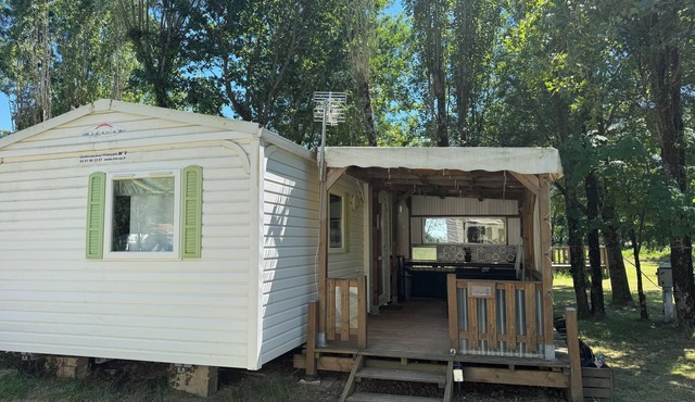 Mobile home for rent, fully equipped, with sheets, bedding, and bath towels included,