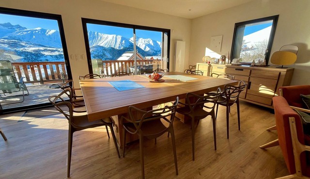 Modern 4* chalet, south terrace, sauna, direct access to lake and slopes. Linen included.