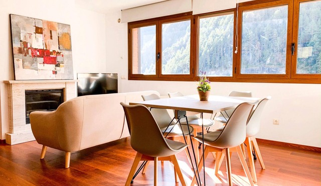 Modern Apartment, 5 ppl, 2 Bedrooms, Includes Parking