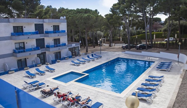 Modern Apartment with Pool, 150m from Beach, A/C, WiFi