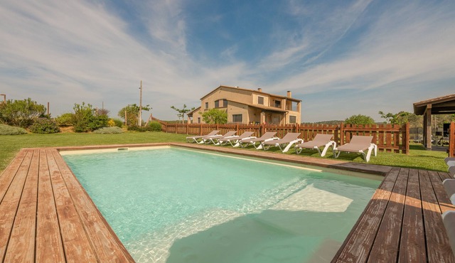 Modern house surrounded by fields only 15 minutes from the beaches of Baix Empordà