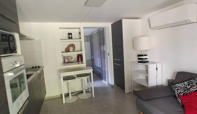 Near Bordeaux: air conditioning, parking, and a picturesque setting