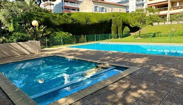 NEW LISTING Pool Terrace Flat 5min to Beach, 5min to TRAM, 20min to AIRPORT. A/C