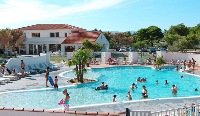 Nice apartment in villa for 6 guests with pool, A/C, WIFI, TV, patio and pets allowed