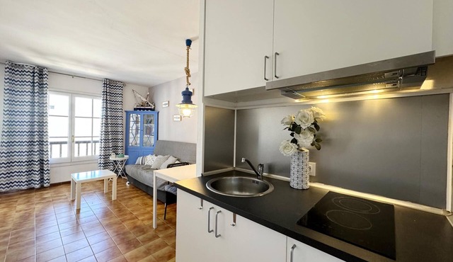 Nice apartment with communal pool in the port area