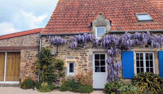 Norman stone house, close to the sea and tourist attractions