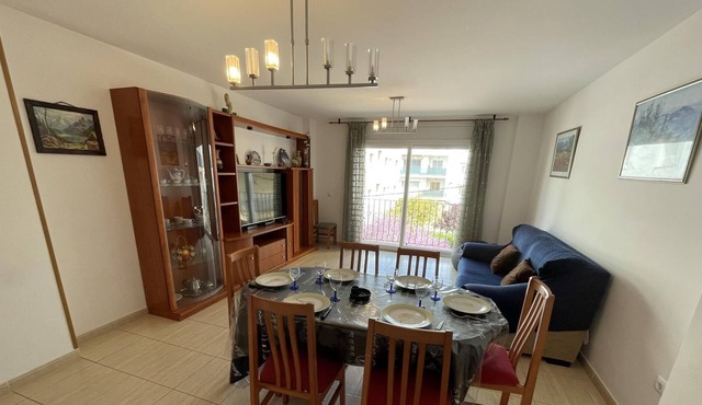 NP. Apartment in Roses center at 250m from the beach and private car park.