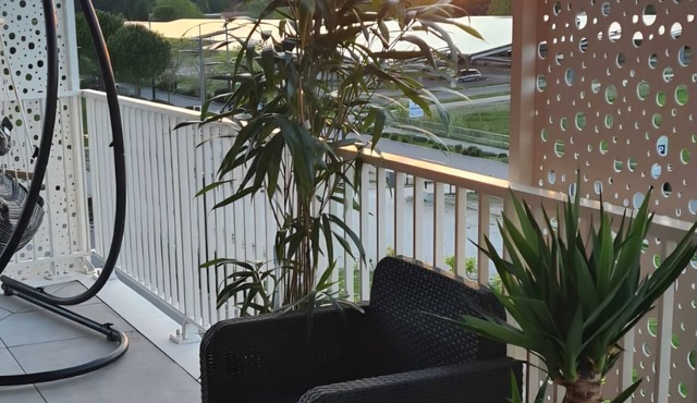 On the edge of the lake and its beaches and a 6-minute walk from SPIROU and WAVE island parks.