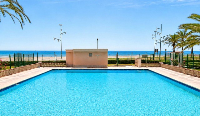 P7 Apartment with communal pool, beach at 100m