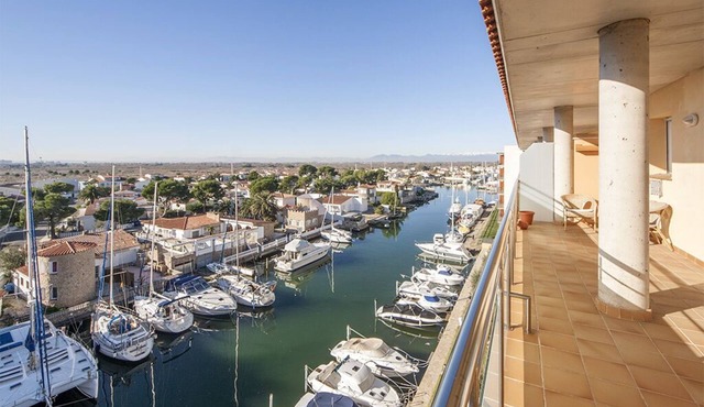 Panoramic 180 ° view on the canals, swimming pool, 6 people Rosas nature reserve