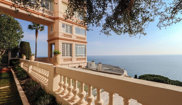 Peaceful garden apartment on Mont Boron spectacular sea view. Brand new renov.