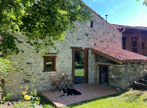 Petite grange cosy avec poêle à bois et jardin clôturé