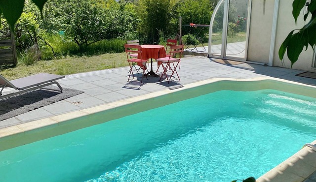 Pleasant, quiet, single-storey house with swimming pool in village.