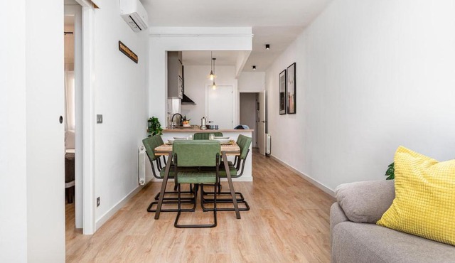 Poble Sec 3BR 2BA Balcony Sleeps 7