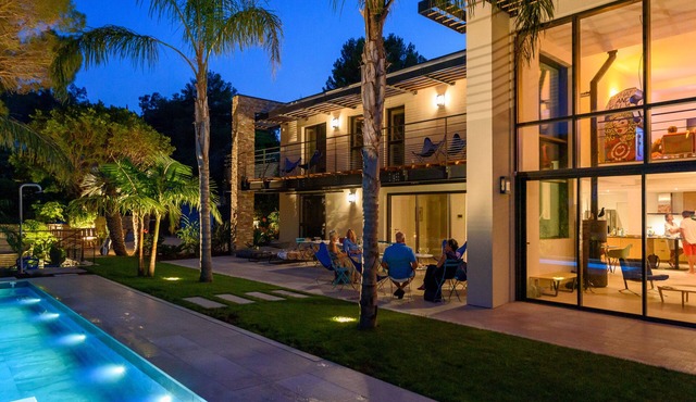 Pramousquier Modern Villa 2 minutes walk from the beach in a private domain