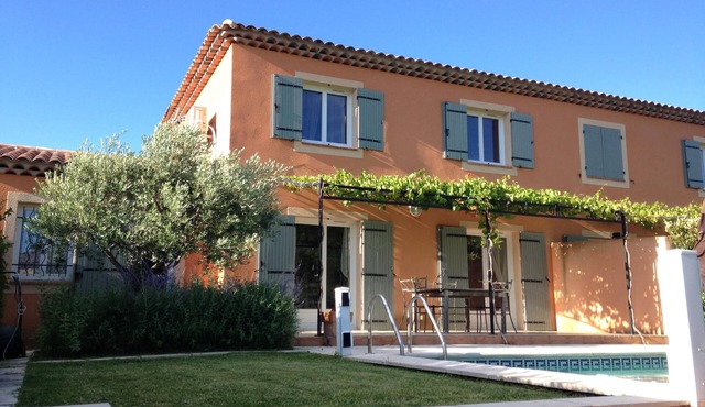 PRIVATE POOL VILLA PUYLOUBIER