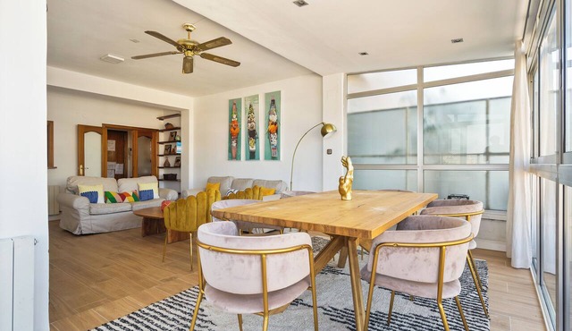 Private terrace overlooking Sagrada Familla in a quiet area