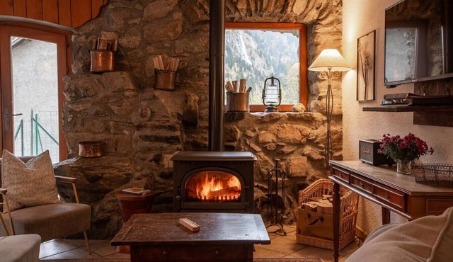 Private terrace, warm & cosy lounge with fireplace