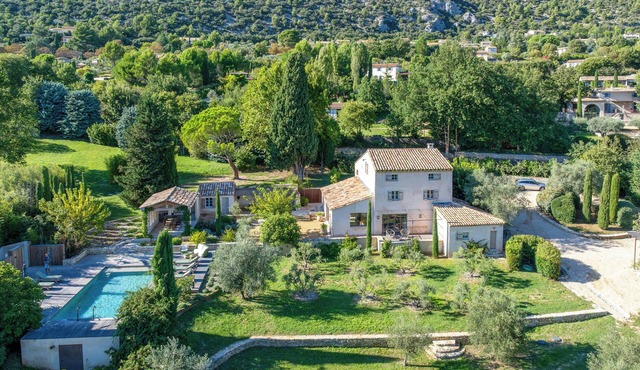Provençal bastide with olive grove near Gordes