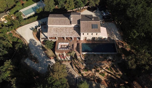 Provençal charm with friends or family. Just a stone's throw from Gordes and Roussillon.