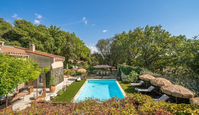 Provencal bastide with heated pool near Alpilles and Luberon