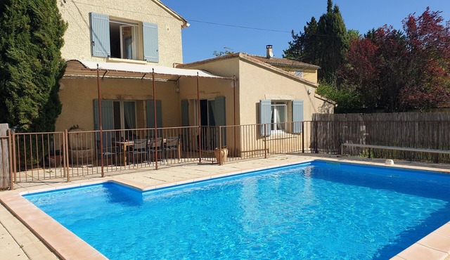 Provençal farmhouse in the countryside, with air conditioning and a pool, near Avignon