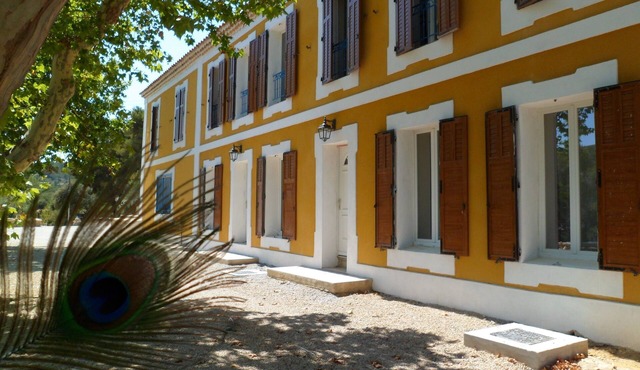 Provencal farmhouse renovated exceptional setting,