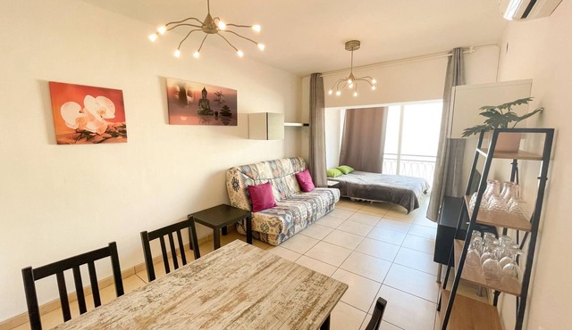 PST. Studio 400 m from the beach