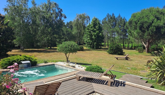 Quiet, air-conditioned house on the edge of a forest, set in enclosed grounds of 5000 m².