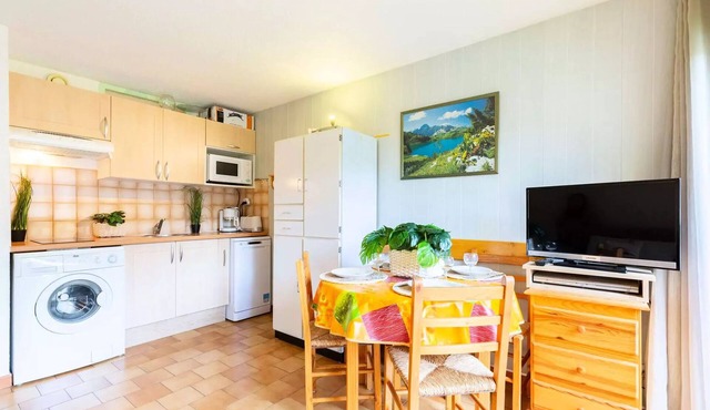 Quiet apartment near the center of Saint-Lary-Village; sleeps up to 5 people