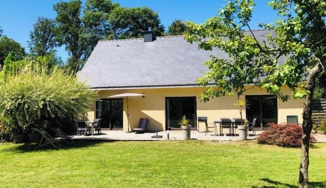 Quiet, bright single-storey house close to beaches, port and GR34.