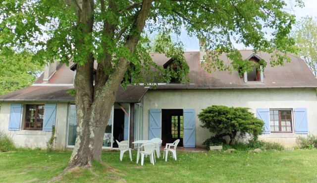 Quiet house with a view of the Pyrenees, 3 km from Orthez and 6 km from a recreation park and shops