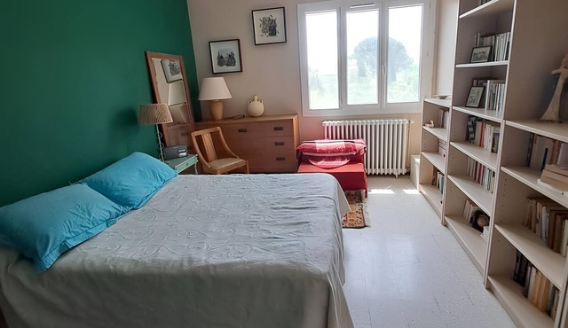 Quiet, spacious double room in a Provencal villa in Pélissanne.