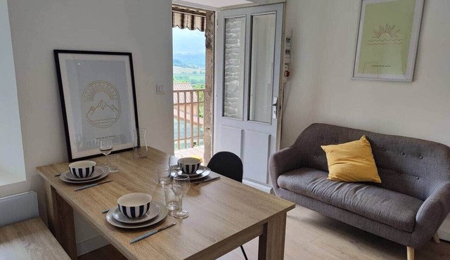 Quiet two-bedroom apartment with a balcony and an unobstructed view
