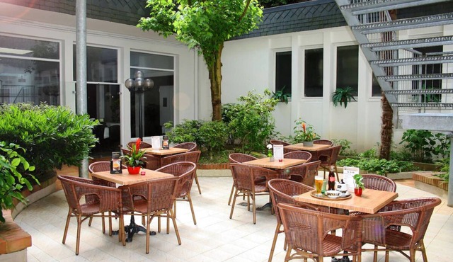 Relax in Comfortable rooms with Parking and Easy Access to Attractions