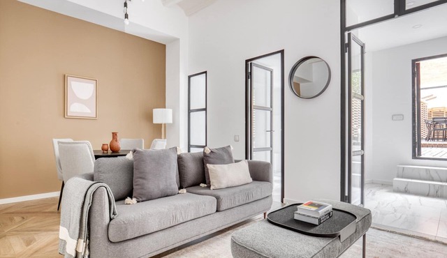 Renovated El Gòtic 2BR, nr Paseo Colon, by Blueground