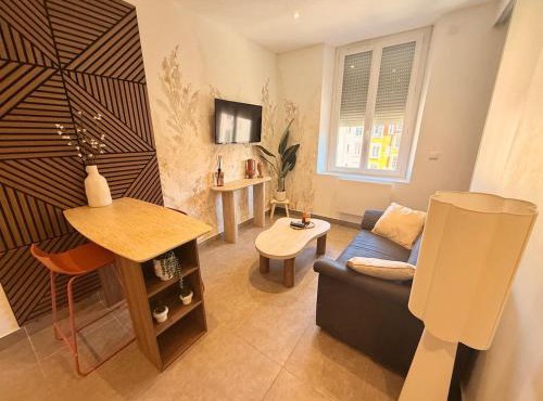Renovated one-bedroom apartment Very convenient Train station and shops