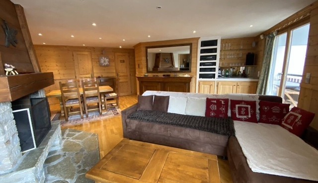 Right in the center, 400m from the slopes: south-facing apartment - 90 M2 with fireplace