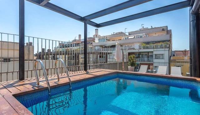 Rooftop Pools Apartment, by Old Town!