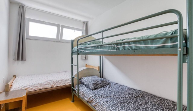 Room with Shared Terrace and Wi-Fi, 10 Minutes from the Sea