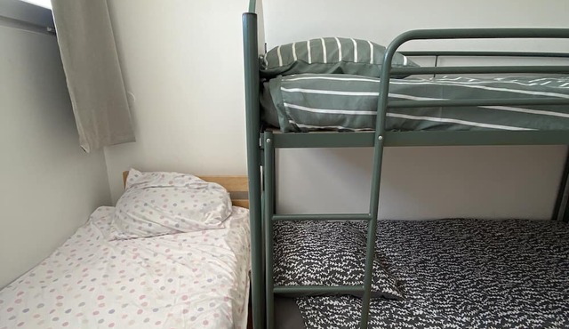 Room with Shared Terrace and Wi-Fi, 10 Minutes from the Sea