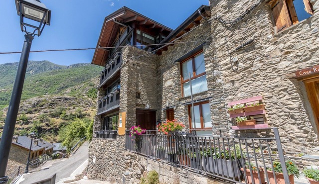 Rural House 'Guillem Completa' with Lake Views, Wi-Fi, and Air Conditioning