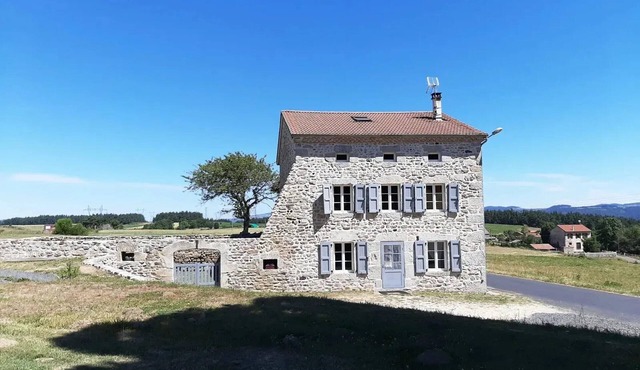 Rustic family retreat in the Allier Gorges, nature and hiking nearby