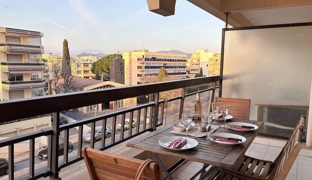 Seafront Studio Cabin, Sleeps 4, Terrace, 3rd Flr, 200m to Port Fréjus, Cleaning Included
