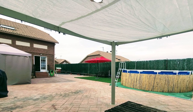Semi-detached: pool, barbecue, chillout, 400m patio