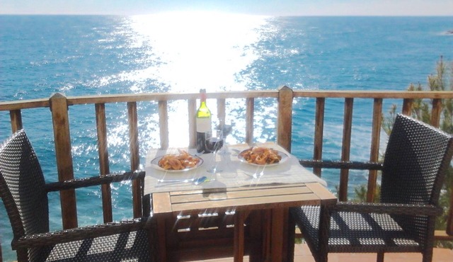 Sitges. Mediterranean Balcony. Amazing views. Beach and pool. A/C. Parking. WIFI