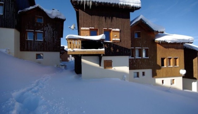 Ski out the door! heart of village, easy to get to ski school smart TV's & wifi
