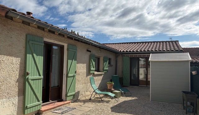 Small fisherman's cottage in a Petite Camargue hamlet