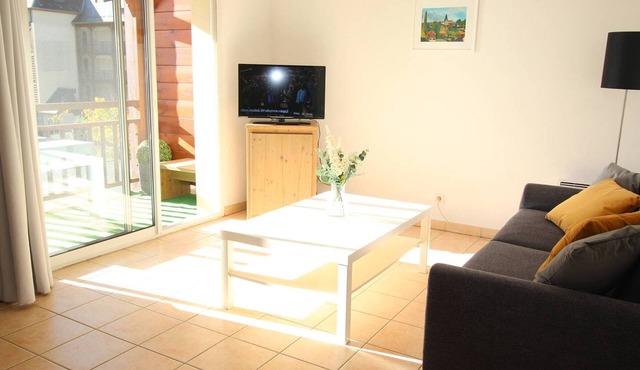 South-facing 2BR with balcony, pool, parking, pets ok and wifi